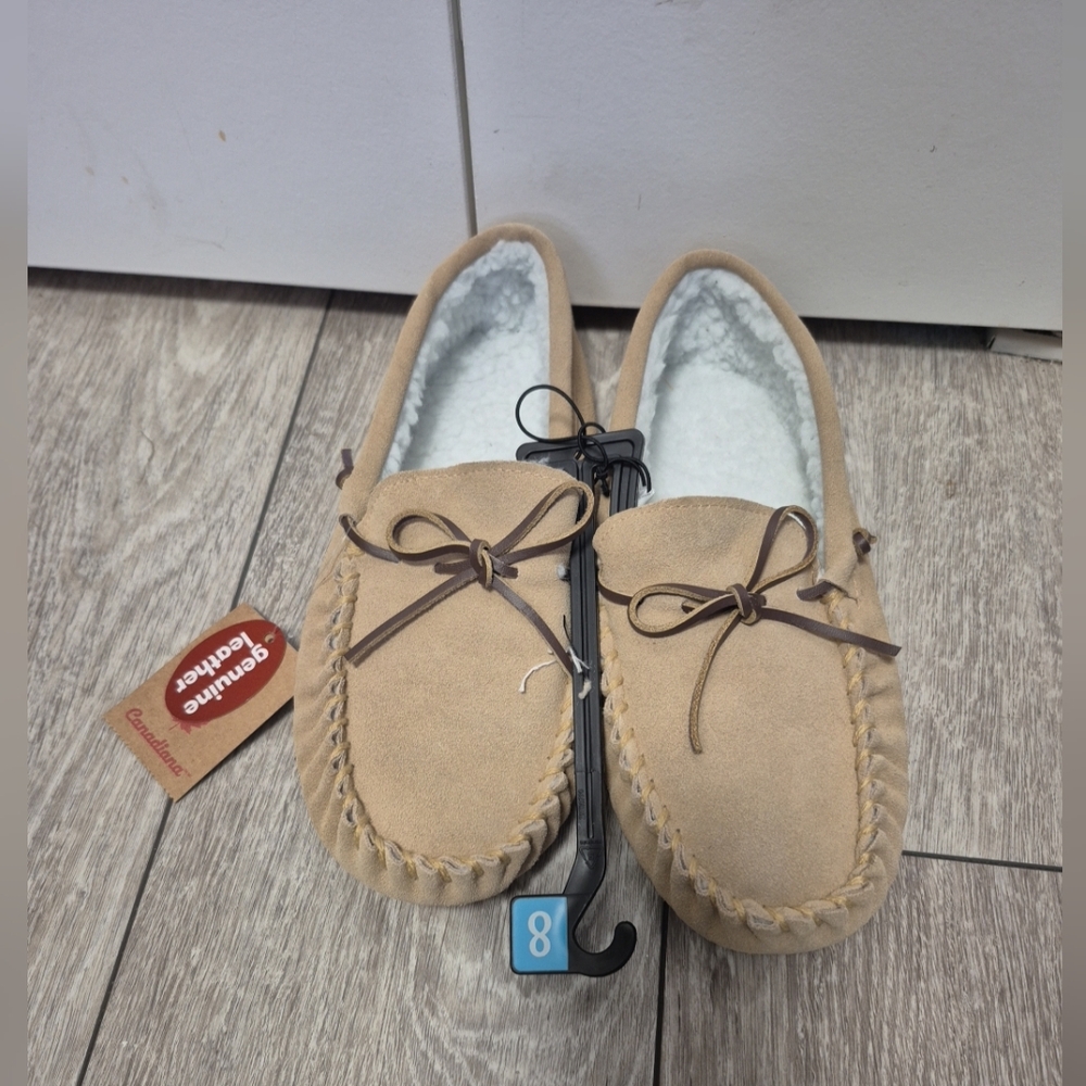 Canadiana Mens Tan Moccasin Fur Lined Slippers with Bow. Size 8